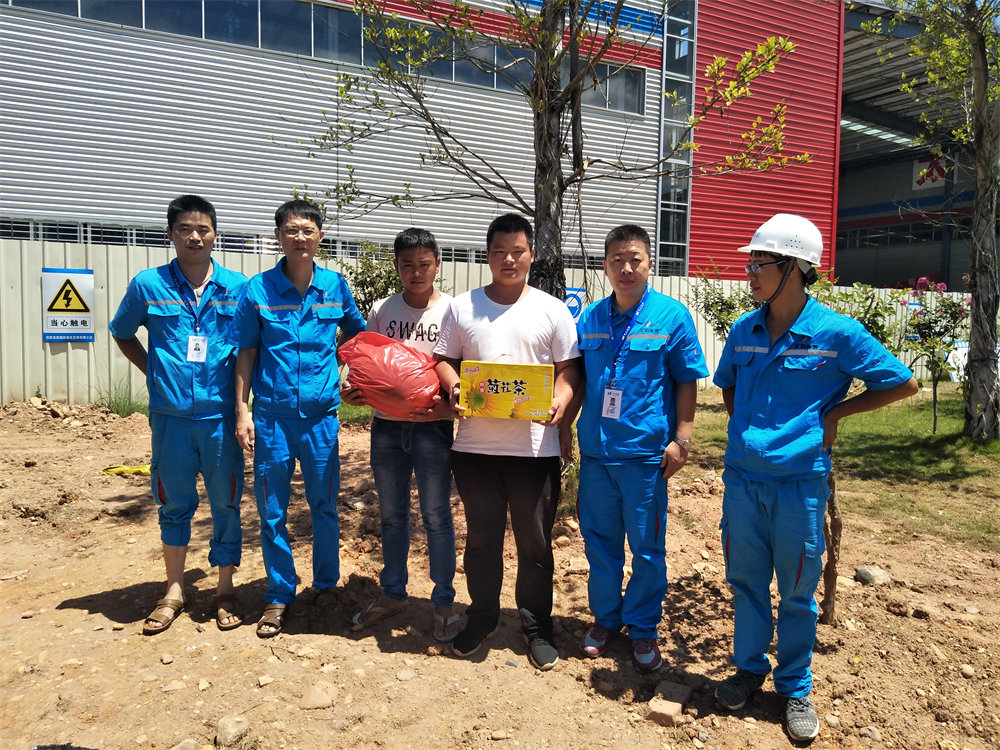 2018年7月18日 上杭曠遠能源總經理高溫慰問到工地，炎炎夏日送清涼